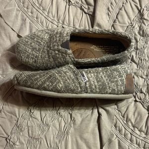 Toms fur lined flat shoes size 6.
